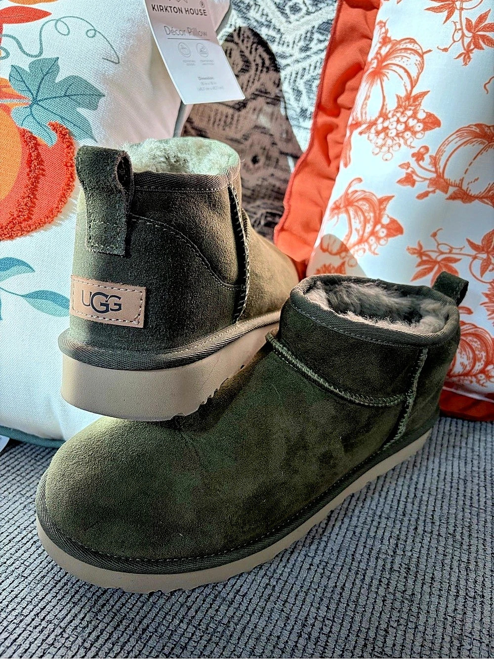 UGG Classic Mini II Suede Mini Boots in Green US 9
